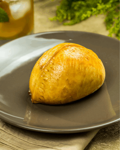 Saltenha de Frango com Catupiry